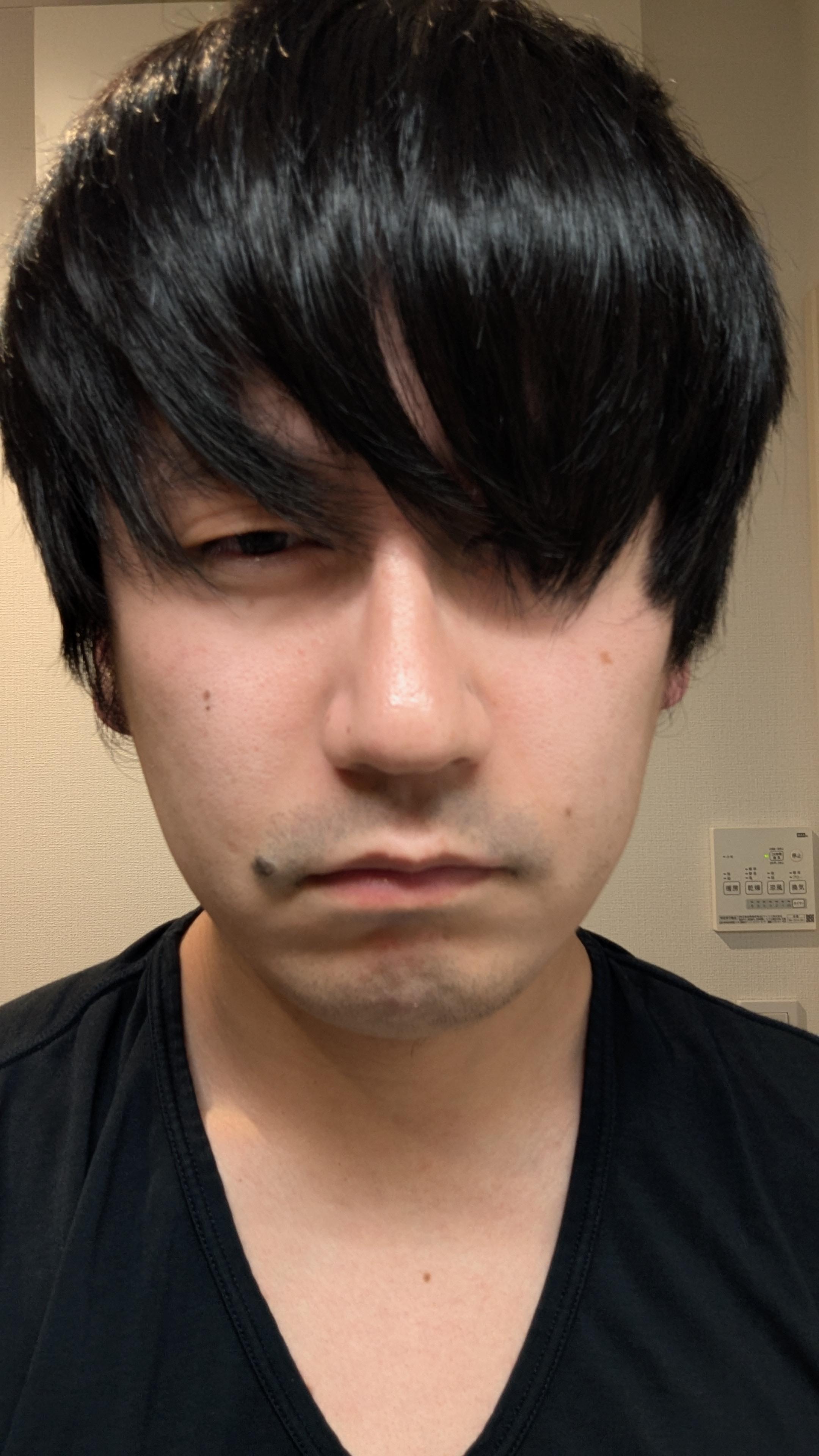 伸びた前髪で左目が隠れているyamanokuの写真